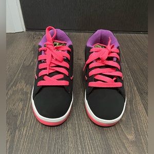 New Heelys sneakers girls size Youth 2